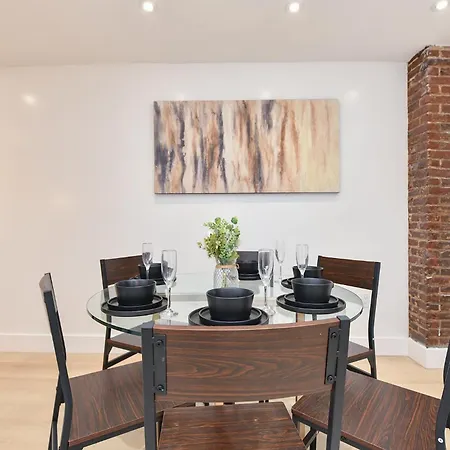 The Minute -3 Bedrooms -sleeps 13