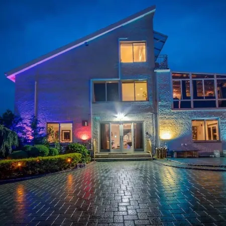 Holiday home Bayside Queens 6br Gated With Private Heated Pool Game And Water Views *