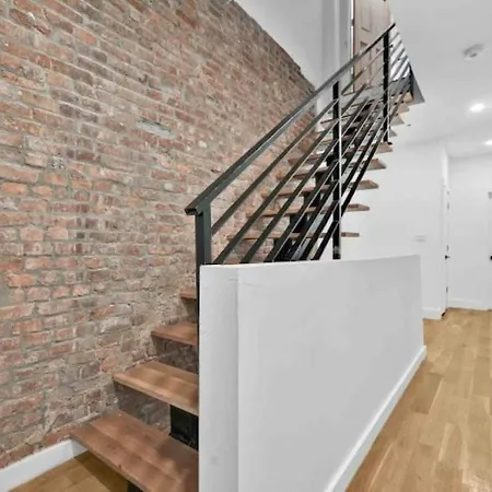 Jimmy's Brownstone Penthouse! Its Personal, Luxury, Your Away From Home!! Homestay *