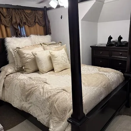 Luxury Pre-war Townhouse Bronx 5br Holiday home New York