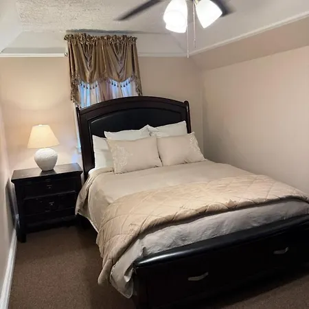 Holiday home Luxury Pre-war Townhouse Bronx 5br New York