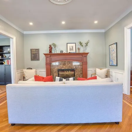Country house 4Br Near Prospect Park Off-Street Parking Outdoor Space 3 Kings, 1 Queen *
