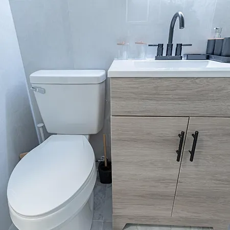Modern 2br Near Laguardia & Subways New York