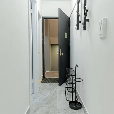 Modern 2br Near Laguardia & Subways Aparthotel