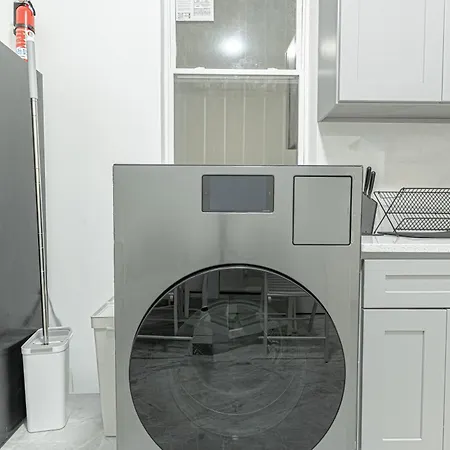 Modern 2br Near Laguardia & Subways New York