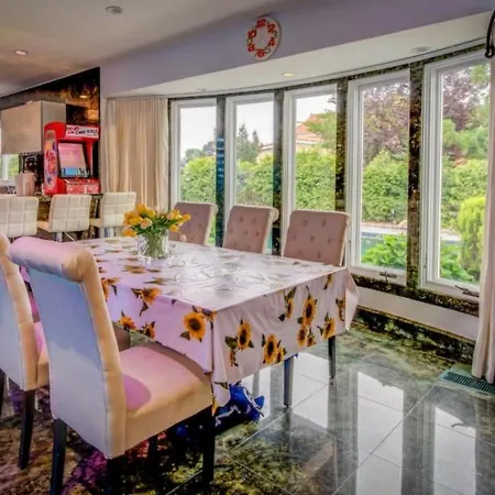 Bayside Queens 6br Gated With Private Heated Pool Game And Water Views Holiday home New York
