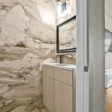 Jimmy's Brownstone Penthouse! Its Personal, Luxury, Your Away From Home!! *