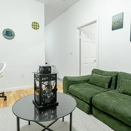 Modern 2br Near Laguardia & Subways New York