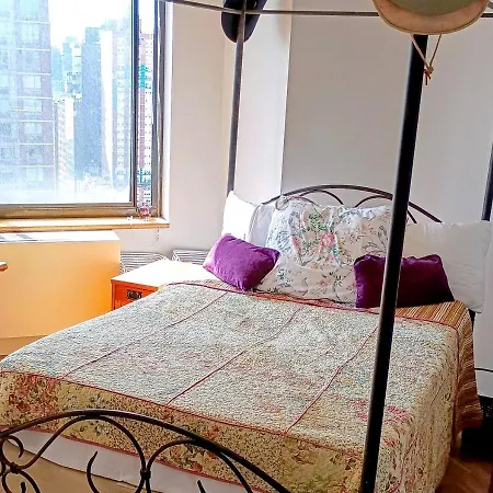 In Nyc Steps Away From Park Homestay *