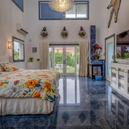 Bayside Queens 6br Gated With Private Heated Pool Game And Water Views Holiday home
