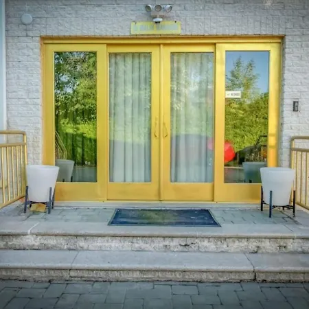 Bayside Queens 6br Gated With Private Heated Pool Game And Water Views Holiday home New York