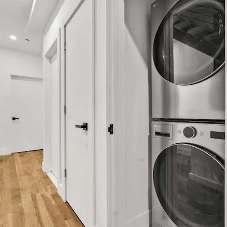 Homestay Jimmy's Brownstone Penthouse! Its Personal, Luxury, Your Away From Home!!