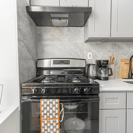 Modern 2br Near Laguardia & Subways Aparthotel New York
