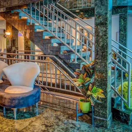 Holiday home Bayside Queens 6br Gated With Private Heated Pool Game And Water Views *