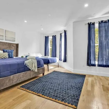 Jimmy's Brownstone Penthouse! Its Personal, Luxury, Your Away From Home!! Homestay