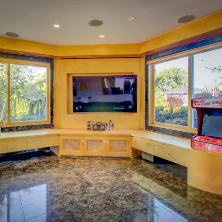 Holiday home Bayside Queens 6br Gated With Private Heated Pool Game And Water Views