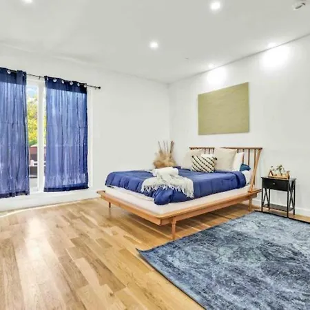 Jimmy's Brownstone Penthouse! Its Personal, Luxury, Your Away From Home!! Homestay