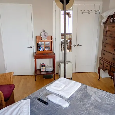 Homestay In Nyc Steps Away From Park