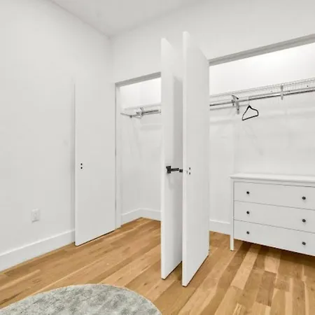 Jimmy's Brownstone Penthouse! Its Personal, Luxury, Your Away From Home!! Homestay
