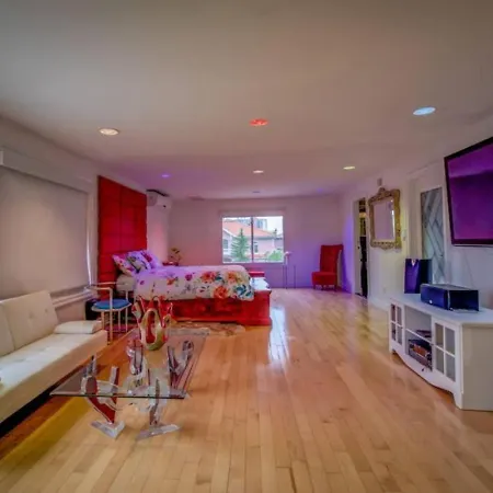 Bayside Queens 6br Gated With Private Heated Pool Game And Water Views Holiday home New York