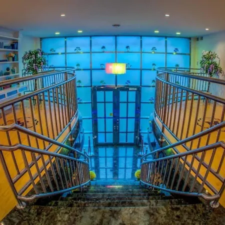 Bayside Queens 6br Gated With Private Heated Pool Game And Water Views Holiday home New York