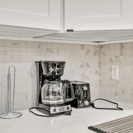 Jimmy's Brownstone Penthouse! Its Personal, Luxury, Your Away From Home!! Homestay