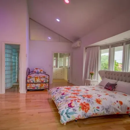 Holiday home Bayside Queens 6br Gated With Private Heated Pool Game And Water Views New York