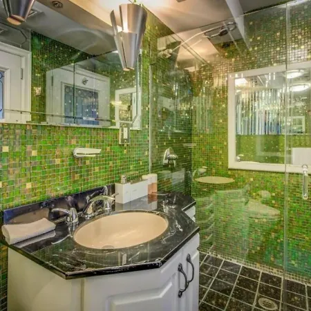Bayside Queens 6br Gated With Private Heated Pool Game And Water Views *