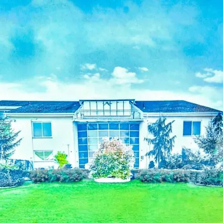 Bayside Queens 6br Gated With Private Heated Pool Game And Water Views