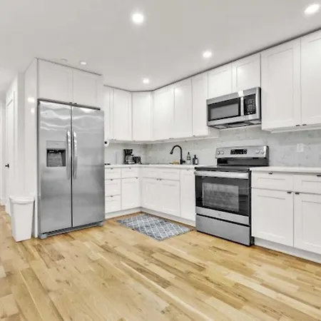 Jimmy's Brownstone Penthouse! Its Personal, Luxury, Your Away From Home!! Homestay