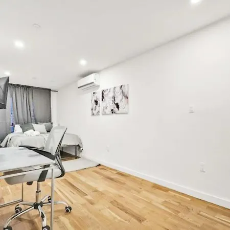 Jimmy's Brownstone Penthouse! Its Personal, Luxury, Your Away From Home!! Homestay