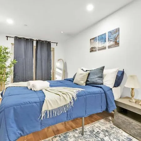 Jimmy's Brownstone Penthouse! Its Personal, Luxury, Your Away From Home!! Homestay *
