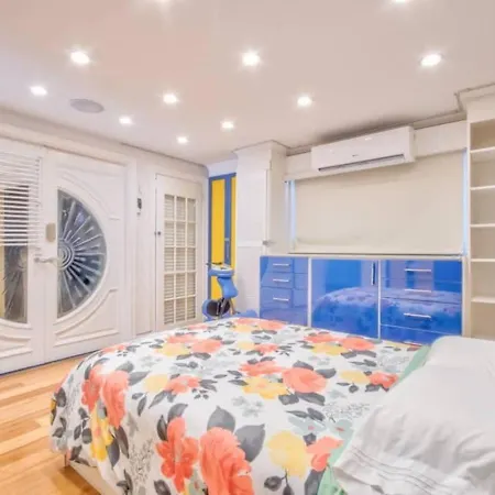 Bayside Queens 6br Gated With Private Heated Pool Game And Water Views Holiday home New York
