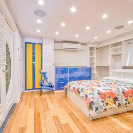 Holiday home Bayside Queens 6br Gated With Private Heated Pool Game And Water Views New York