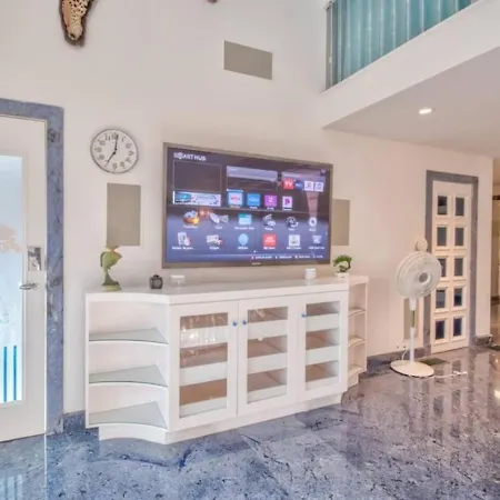 Holiday home Bayside Queens 6br Gated With Private Heated Pool Game And Water Views *