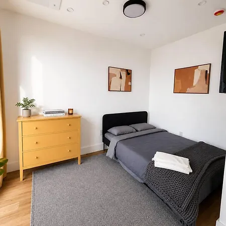 Stylish 1bd With Balcony&washer Near Train Apartment