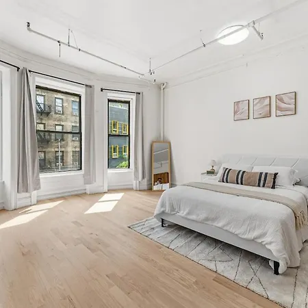 Bright Uptown Manhattan Near Subway&dining Apartment