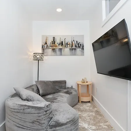 Chic 2br Steps To Park