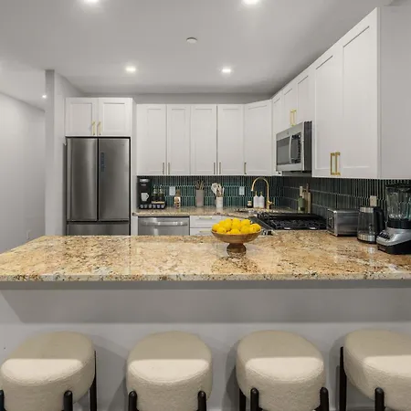 Bright And Modern Unit New York