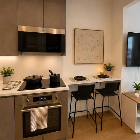 Stylish 1bd With Balcony&washer Near Train Apartment