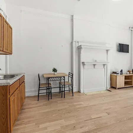 Bright Uptown Manhattan Near Subway&dining Apartment