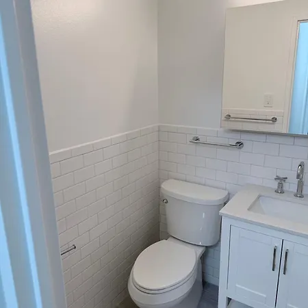 Midtown East Waterfront Apartment *