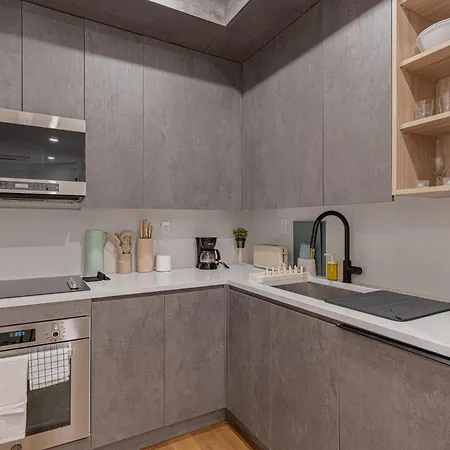 Newly Renovated Near Train Apartment New York