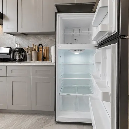 Stylish Near Airport By Train Easy Access To Manhattan Apartment