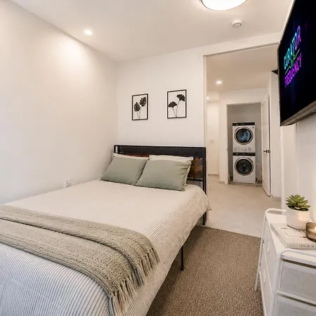 Apartment Modern And Stylish 1bd Duplex And Backyard