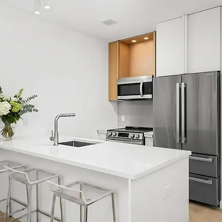 1 Stop Midtown Corner Skyline Penthouse New Modern Patio 1 Bedroom *
