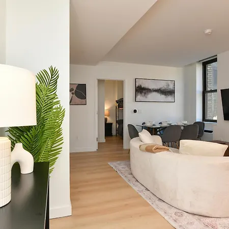 Sleek 2br Oasis In Financial District Apartment