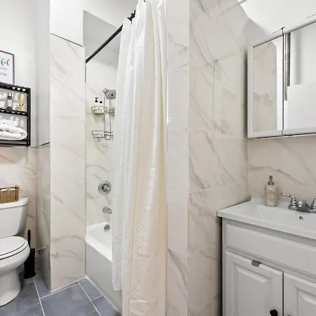 Sleek 2br In Times Square Apartment *