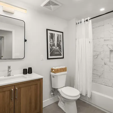 Bright And Modern Unit New York