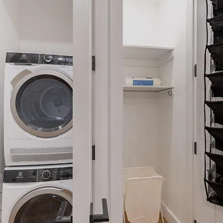Apartment Newly Renovated Near Train New York